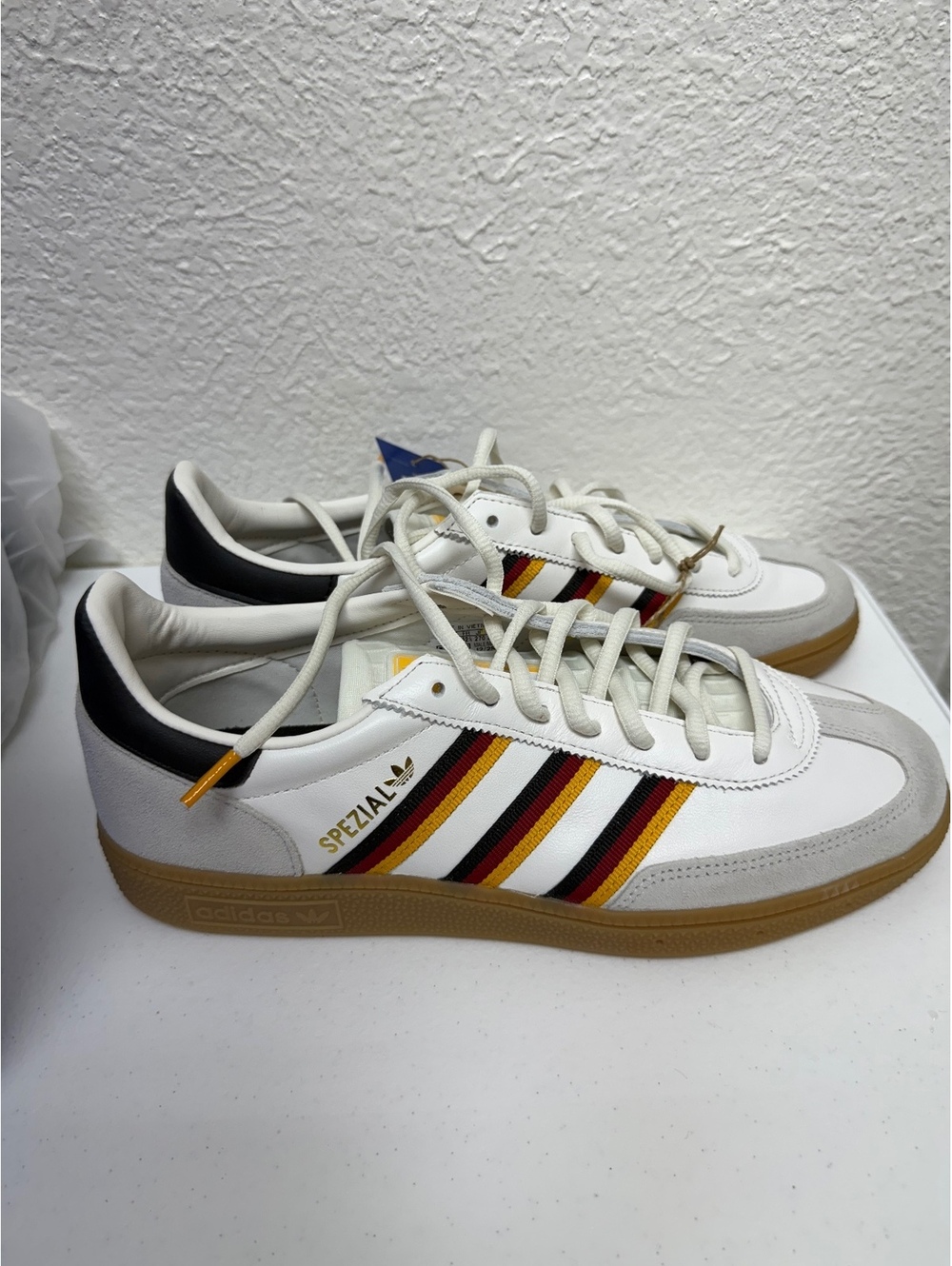 NWT Men’s size 9 Handball fifa